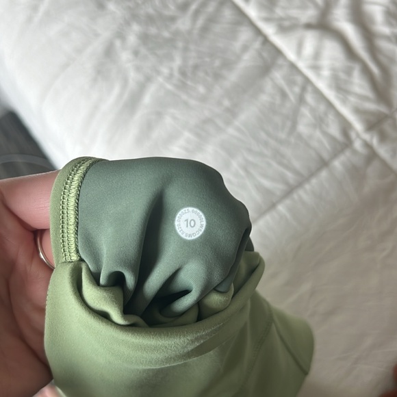 Green Lululemon Leggings with pockets - Picture 5 of 5